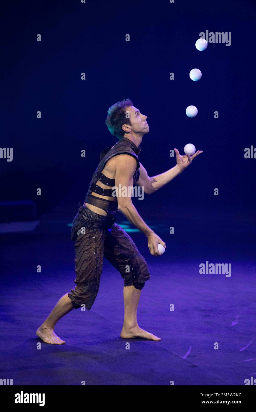 Duisburg, Deutschland. 16th Dec, 2022. VLADIK, juggling, the circus ...