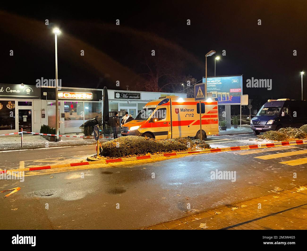 16 December 2022, Hessen, Flörsheim: Rescue workers are on duty at a crime scene. Presumably in a quarrel, a man inflicted fatal stab wounds on another on Friday evening. The two had clashed in a building in Flörsheim am Main (Main-Taunus district), which houses a bar, a kiosk and restaurant snacks. The victim suffered stab wounds to the upper body, to which he succumbed at the scene, according to police on Saturday night. The alleged perpetrator could be arrested after a short manhunt. More details about the circumstances of the crime and the participants could not give the police initially. Stock Photo