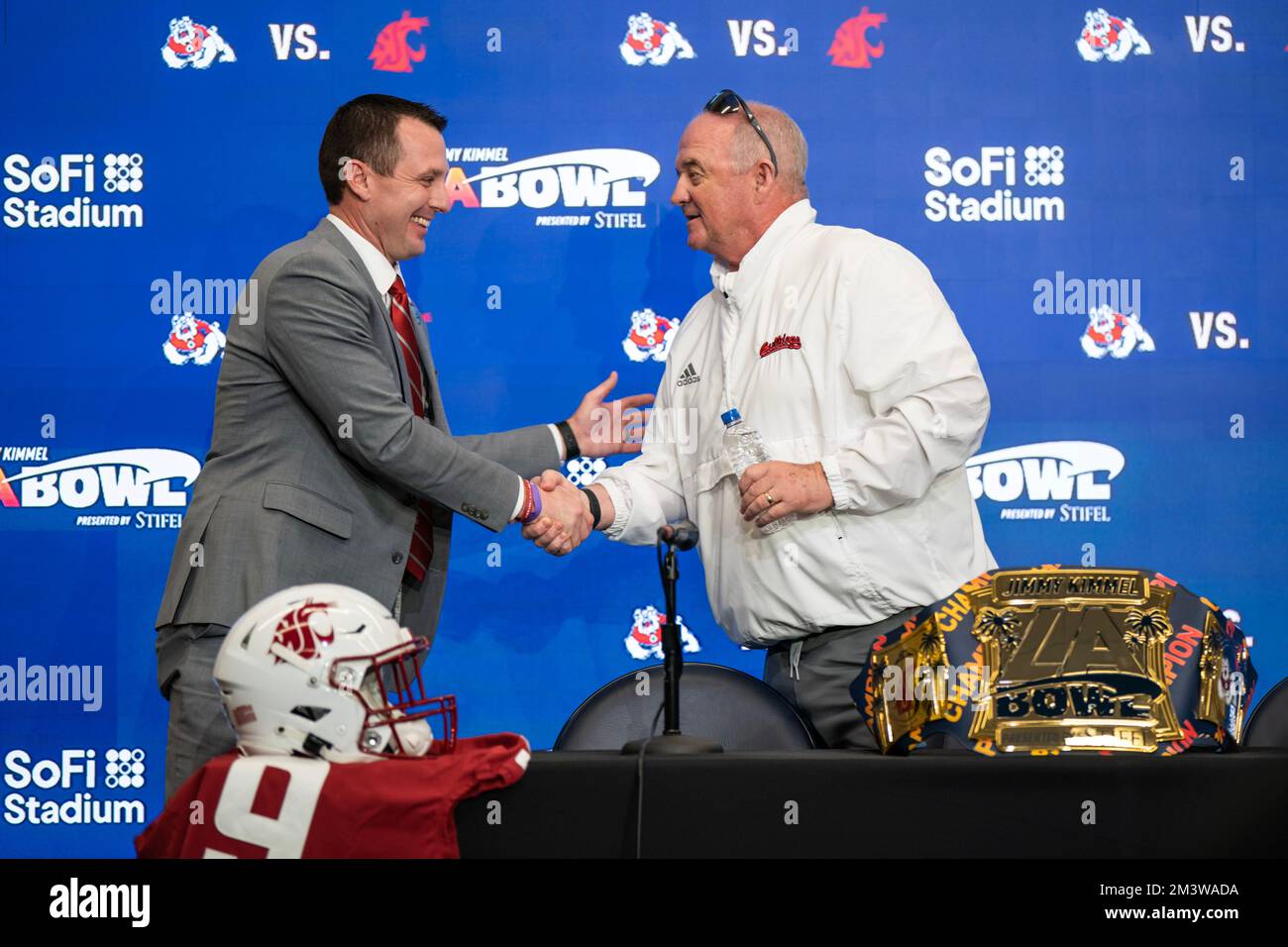 Washington State Cougars head coach Jake Dickert shakes hands with Fresno State Bulldogs head coach Jeff Tedford during the Jimmy Kimmel LA Bowl Head Stock Photo