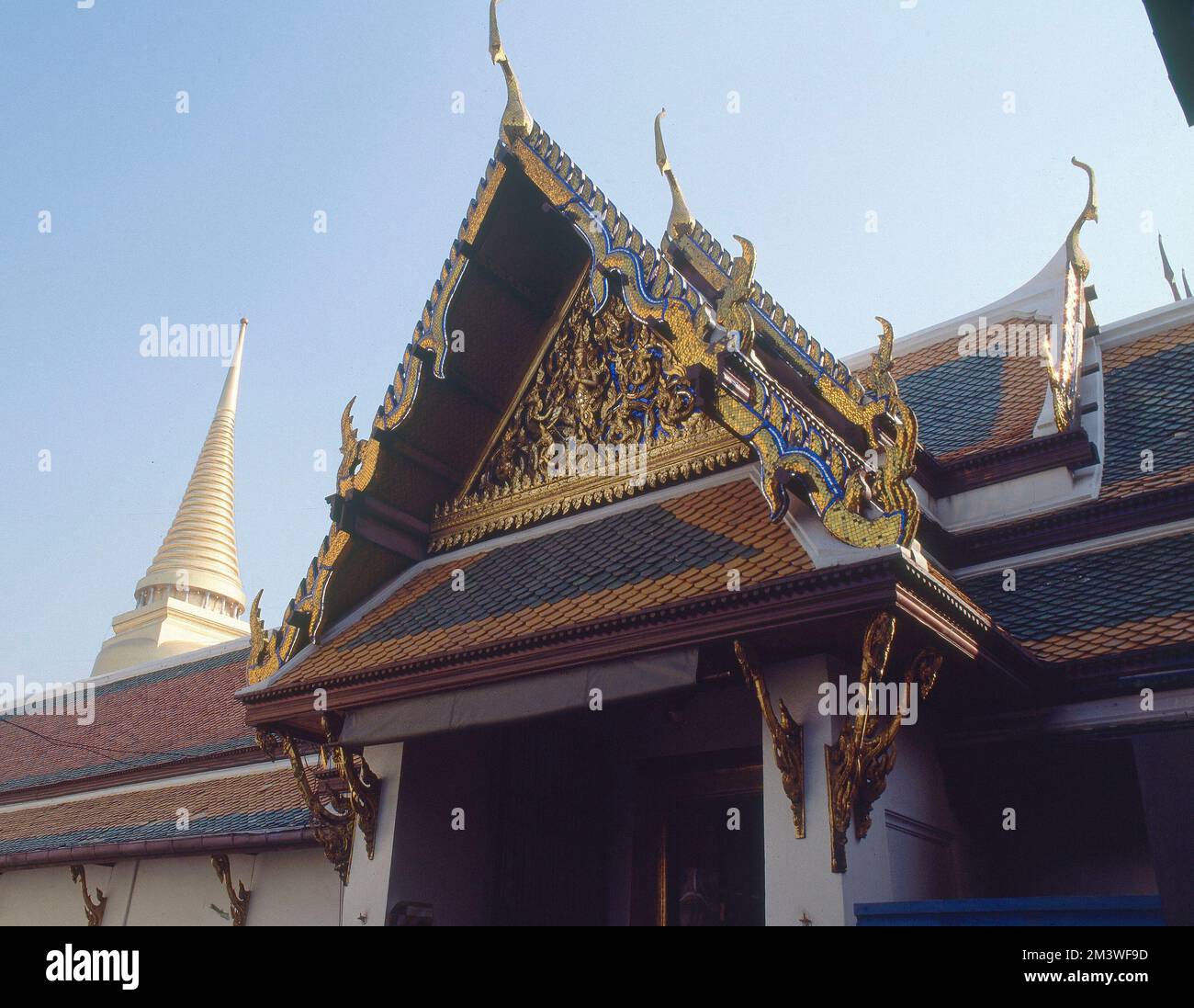 TEJADO EN PICO-FRONTON CON RELIEVES Y TEJAS DE CERAMICA EN COLORES. Location: GRAN PALACIO REAL. BANGKOK. TAILANDIA. Stock Photo