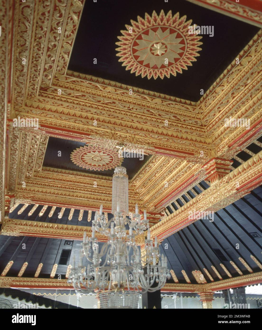 PALACIO DEL SULTAN-TECHO Y LAMPARA DE UNO DE LOS PABELLONES. Location ...