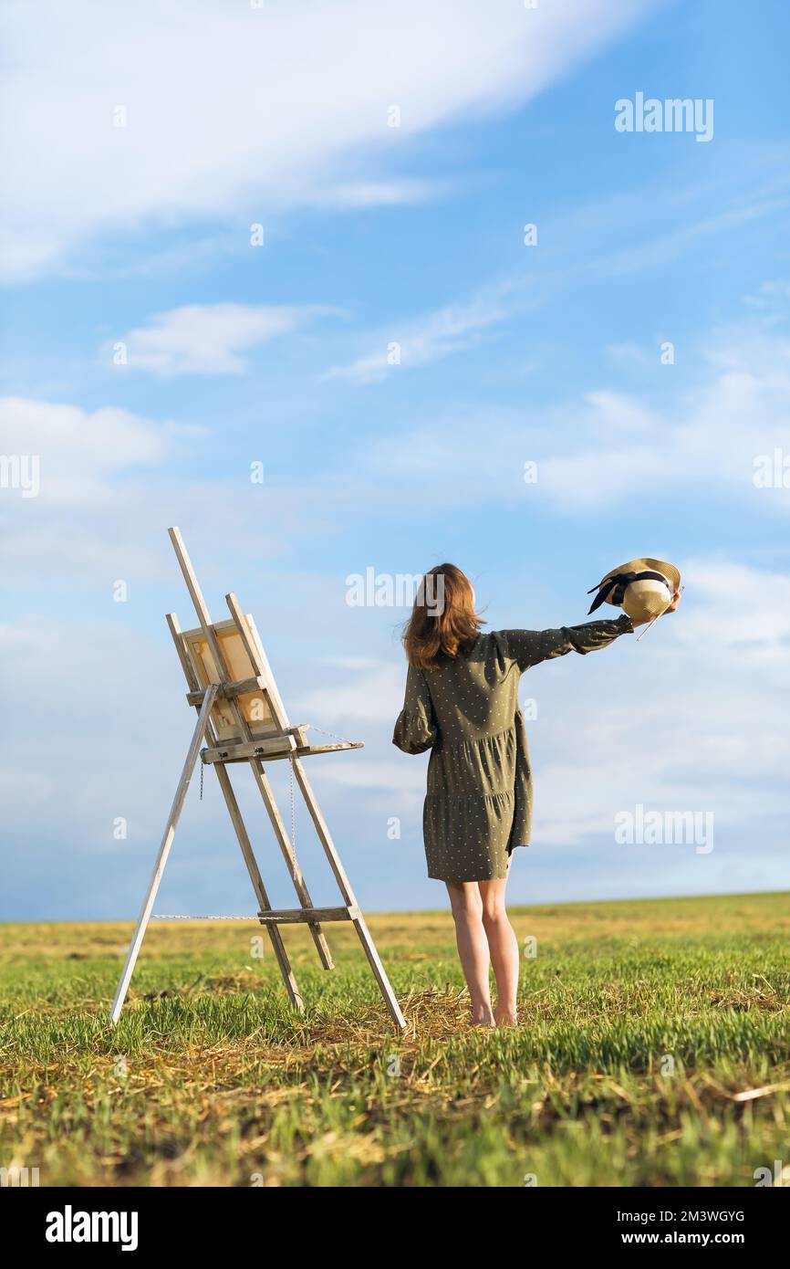 An easel stands hi-res stock photography and images - Alamy