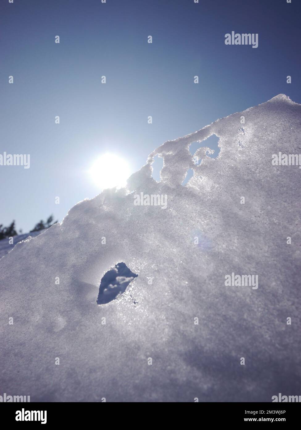 Sun snowy mountain hi-res stock photography and images - Alamy
