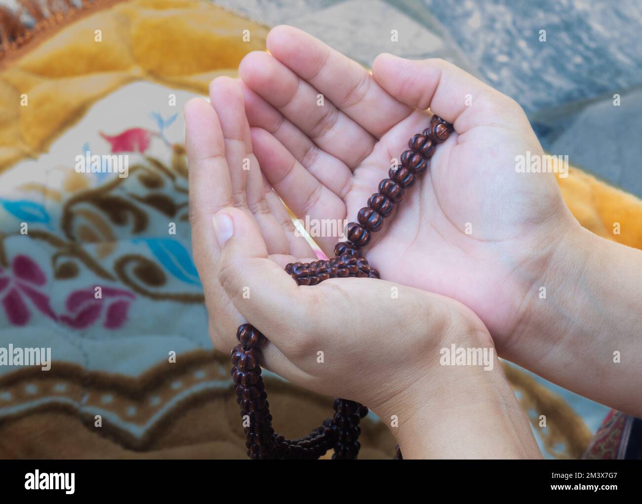Indonesia women muslim hi-res stock photography and images - Page 13 - Alamy