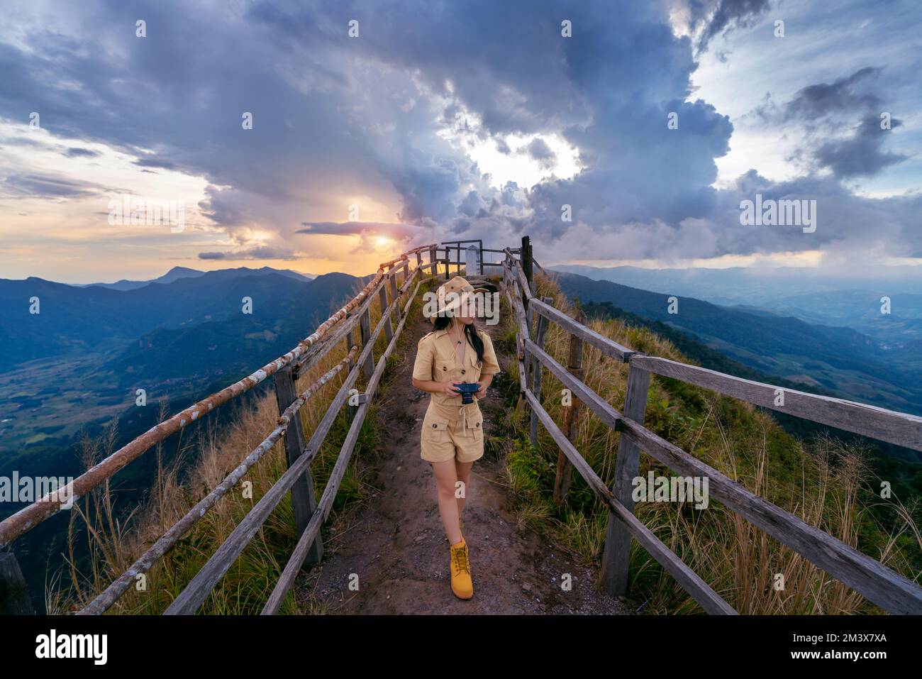 Beautiful female tourist camera walking hi-res stock photography and ...
