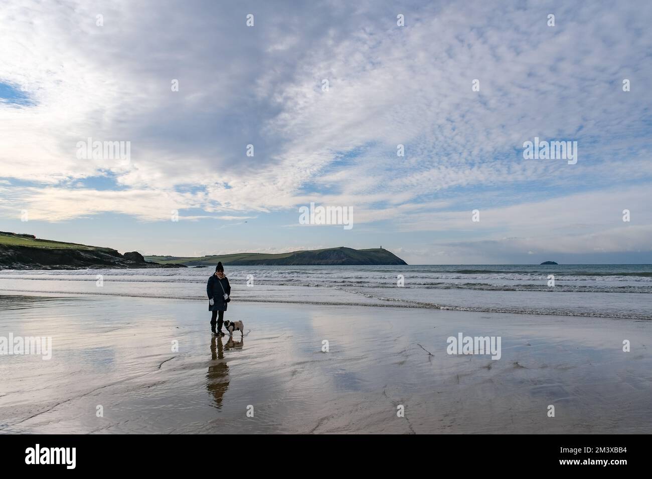 Polzeath, Cornwall, UK. 17th December 2022. UK Weather. After overnight frost again, it was a pleasant 8 degrees C on the beach at Polzeath this lunchtime.  Credit Simon Maycock / Alamy Live News. Stock Photo