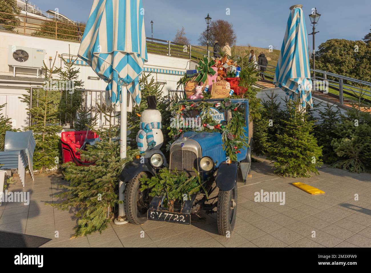 Southend on sea, UK. 17th Dec, 2022. Rossis ice cream parlour on the seafront has been decorated ready for Christmas. Penelope Barritt/Alamy Live News Stock Photo