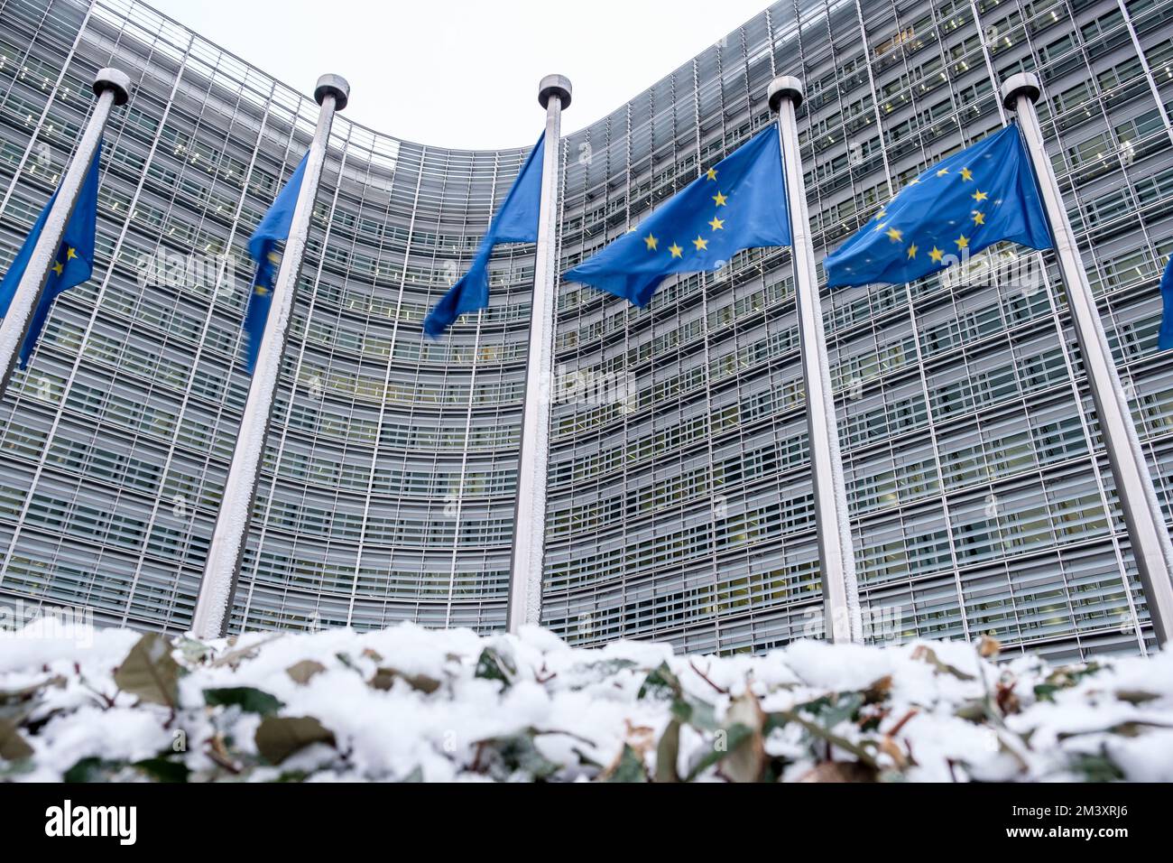 Berlaymont drapeaux europeens et neige European flags around schuman