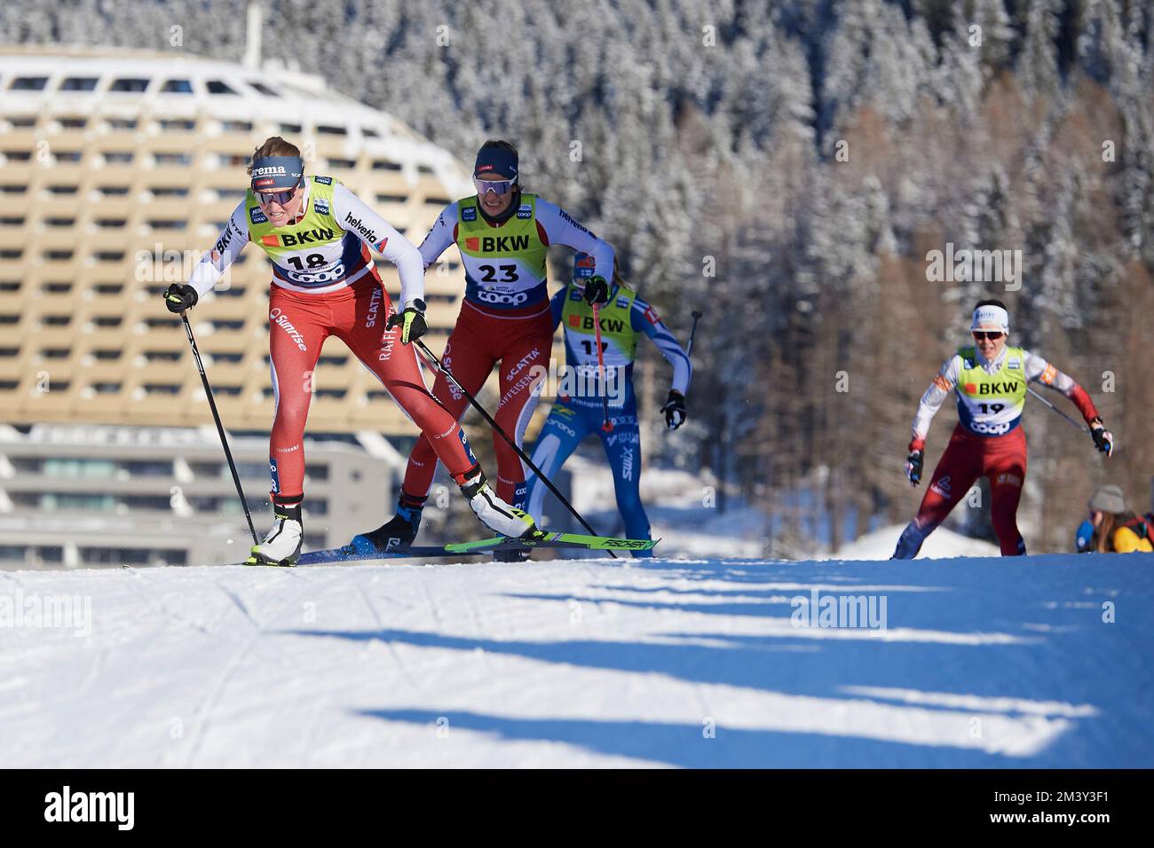 Davos, Schweiz, 17. Dezember 2022. Fischer Lea vor Meier Alina beim Sprint Rennen am FIS Langlauf Weltcup Davos Nordic 2022 in Davos. Stock Photo