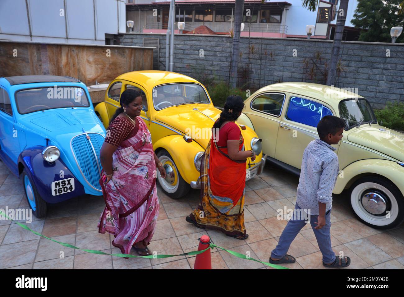 Chennai, Tamil Nadu, India. 17th Dec, 2022. People look at the vintage