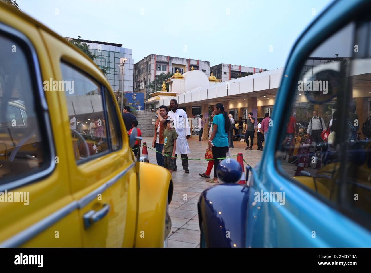 Chennai, Tamil Nadu, India. 17th Dec, 2022. People look at the vintage