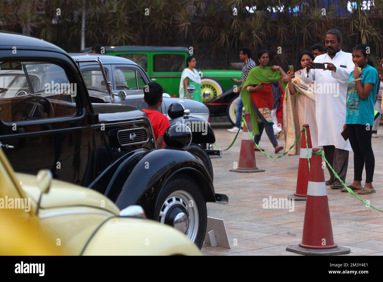 Chennai, Tamil Nadu, India. 17th Dec, 2022. People look at the vintage