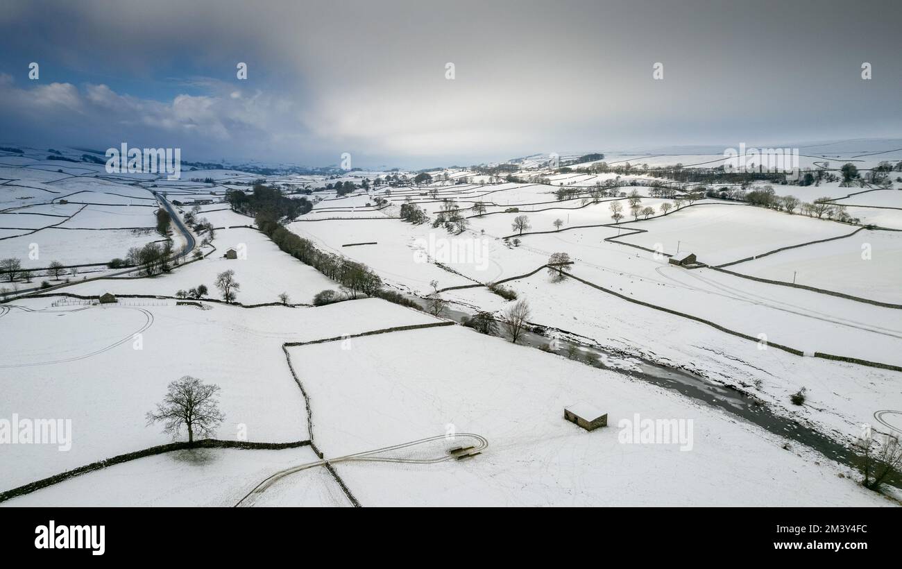 Wensleydale, North Yorkshire, UK. 17 Dec 2022 - Weather - Snowfall in Wensleydale in the Yorkshire Dales National Park caused plenty of travel disruption and well as electricity being cut off due to powerlines collapsing under the weight of the snow. Looking up Wensleydale from Bainbridge towards Hawes. Credit: Wayne HUTCHINSON/Alamy Live News Stock Photo