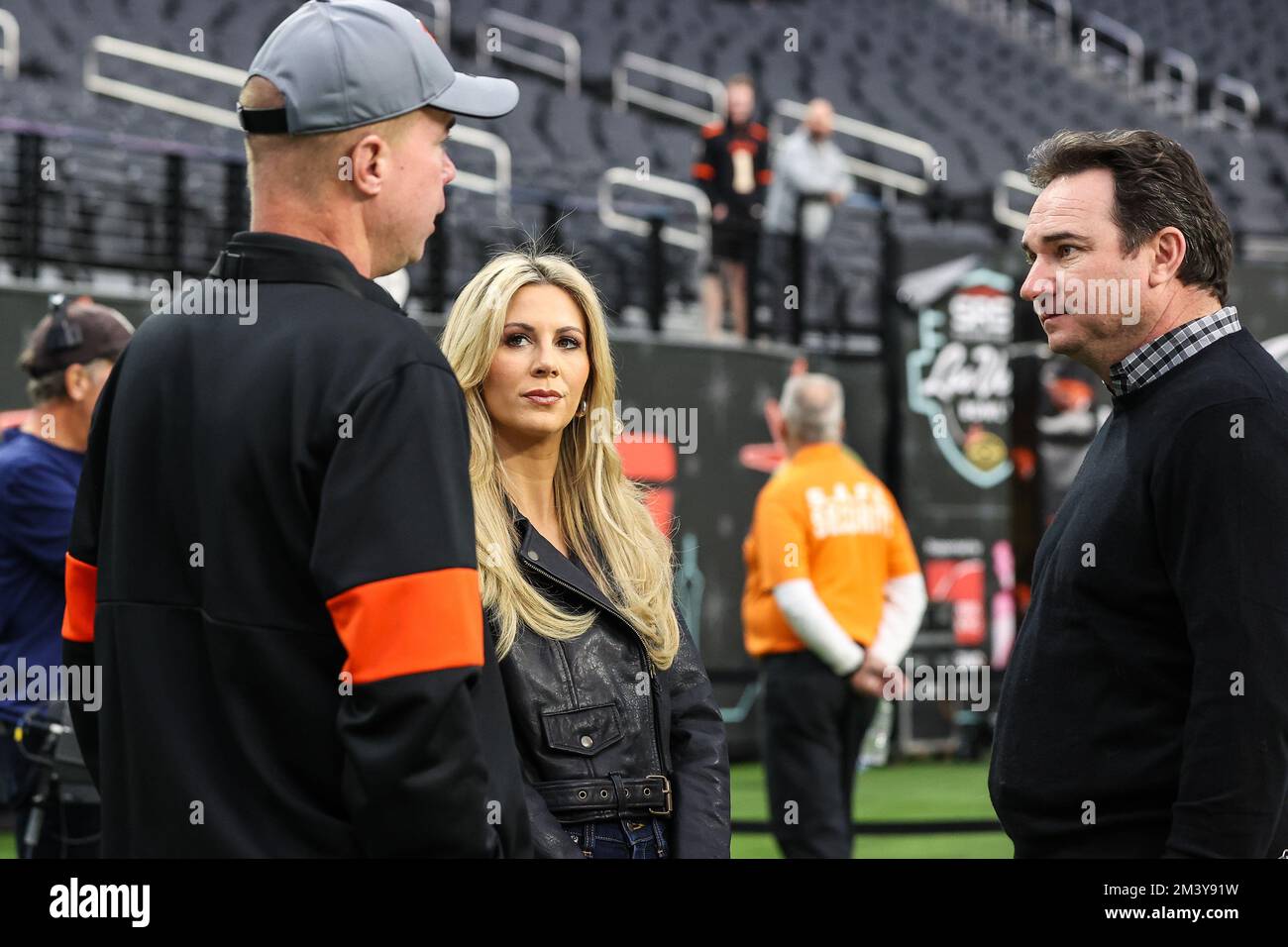Las Vegas, NV, USA. 17th Dec, 2022. Oregon State Beavers head coach Jonathan Smith and ESPN sideline reporter Laura Rutledge on the sidelines prior to the start of the SRS Distribution Las Vegas Bowl featuring the Florida Gators and the Oregon State Beavers at Allegiant Stadium in Las Vegas, NV. Christopher Trim/CSM/Alamy Live News Stock Photo