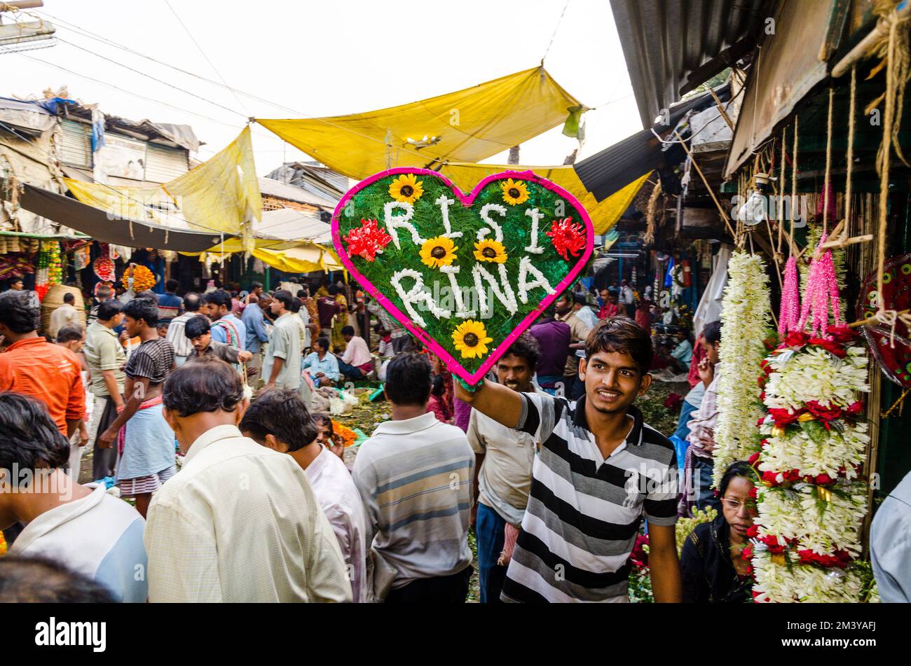 People are selling flowers on Kolkatas Flowermarket, the largest