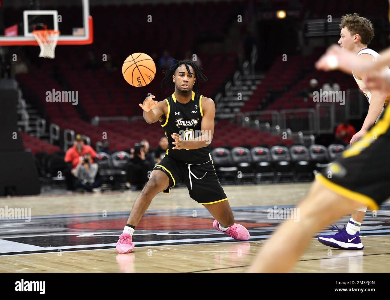 Chicago, Illinois, USA. 17th Dec, 2022. Towson Tigers guard Ryan Conway (0) passes the ball during the NCAA basketball game between Northern Iowa vs Towson at United Center in Chicago, Illinois. Dean Reid/CSM/Alamy Live News Stock Photo