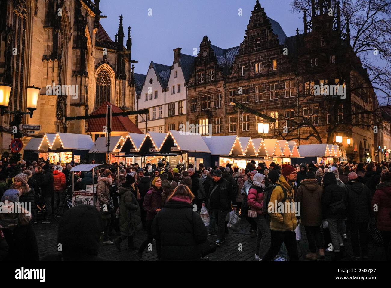 Münster, Germany. 17th Dec, 2022. The Lamberti Church Christmas Market is busy with those looking for gifts and snacksk. The historic city centre of Münster in Westfalia becomes quite crowded with festive shoppers and visitors to the town's 5 inter-connected Christmas Markets, drawing in visitors from nearby cities, coach tours, as well as many Dutch and other day trippers. Credit: Imageplotter/Alamy Live News Stock Photo