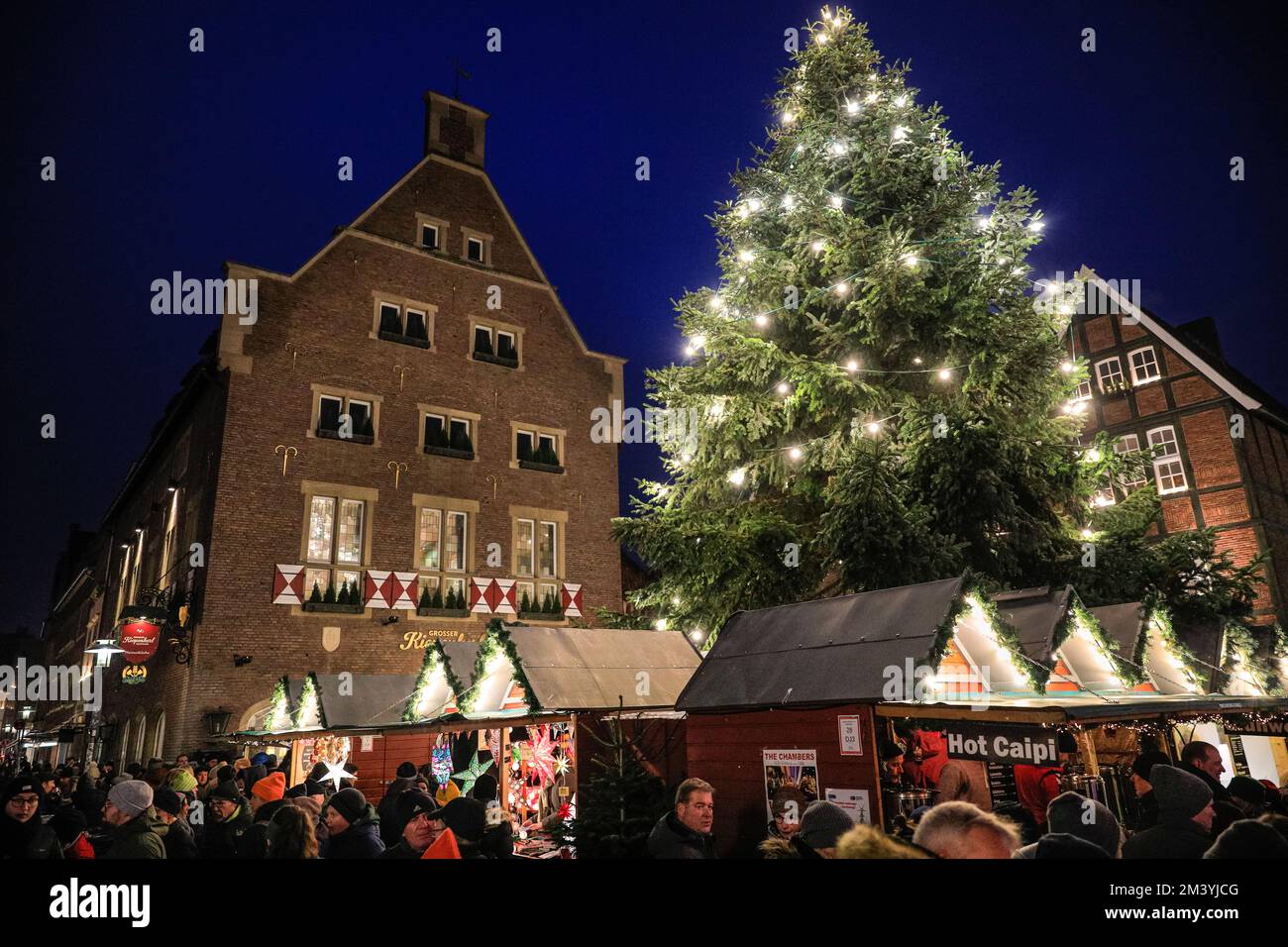 Münster, Germany. 17th Dec, 2022. The Kiepenkerl Christmas market, one of 5, gets busy. The historic city centre of Münster in Westfalia becomes quite crowded with festive shoppers and visitors to the town's 5 inter-connected Christmas Markets, drawing in visitors from nearby cities, coach tours, as well as many Dutch and other day trippers. Credit: Imageplotter/Alamy Live News Stock Photo