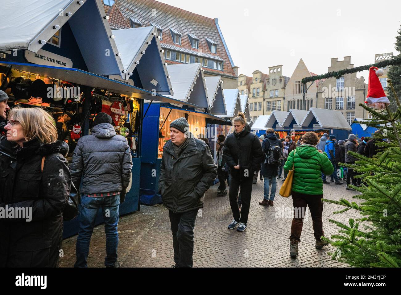 Münster, Germany. 17th Dec, 2022. The Lamberti Church Christmas Market. The historic city centre of Münster in Westfalia becomes quite crowded with festive shoppers and visitors to the town's 5 inter-connected Christmas Markets, drawing in visitors from nearby cities, coach tours, as well as many Dutch and other day trippers. Credit: Imageplotter/Alamy Live News Stock Photo