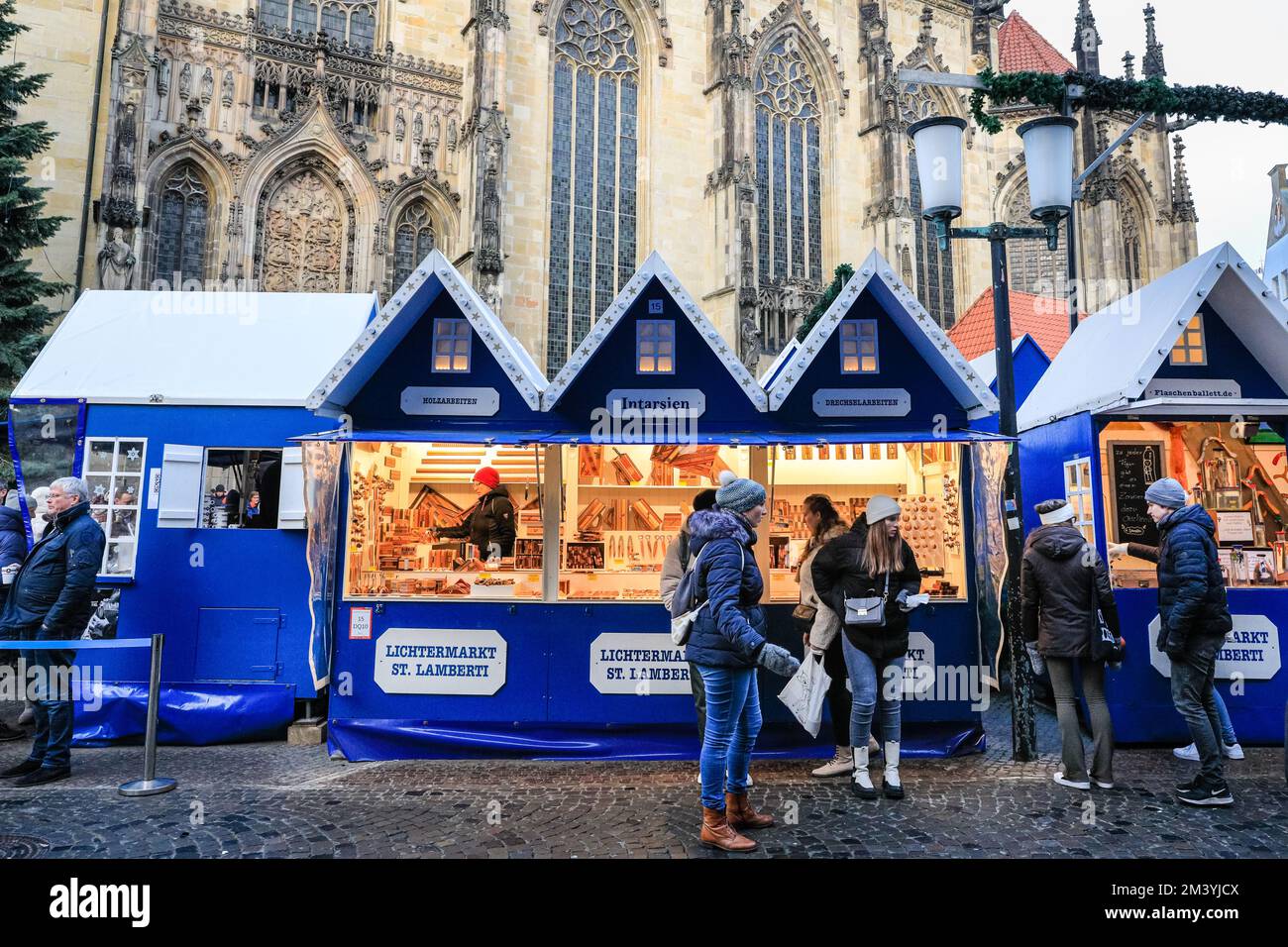 Münster, Germany. 17th Dec, 2022. The Lamberti Church Christmas Market. The historic city centre of Münster in Westfalia becomes quite crowded with festive shoppers and visitors to the town's 5 inter-connected Christmas Markets, drawing in visitors from nearby cities, coach tours, as well as many Dutch and other day trippers. Credit: Imageplotter/Alamy Live News Stock Photo