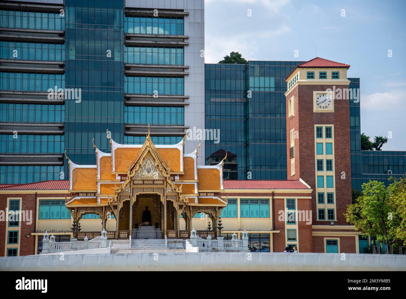 the Royal Pavillon and Clock Tower at the Siriraj Hospital on the Chao Phraya River in the city of Bangkok in Thailand.    Thailand, Bangkok, December Stock Photo