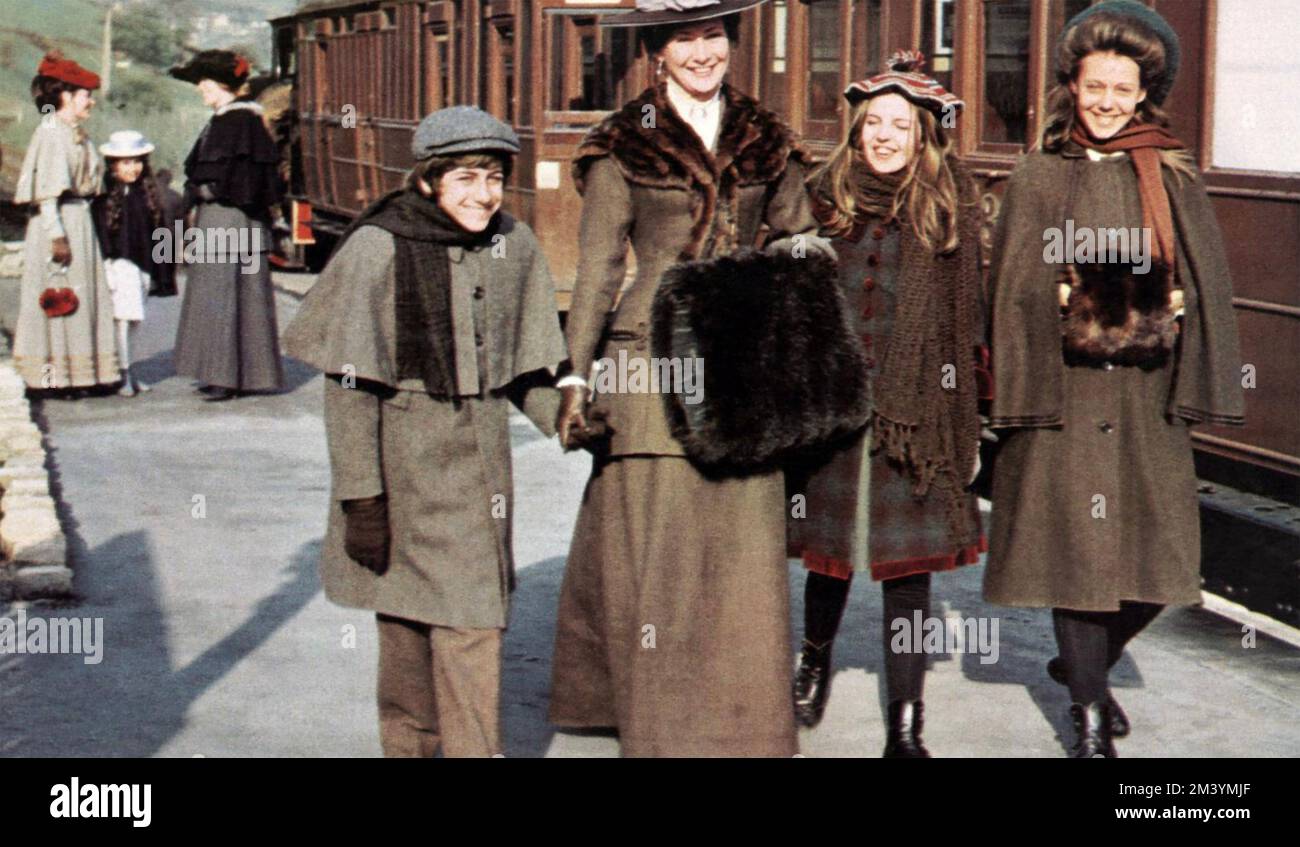 THE RAILWAY CHILDREN 1970 MGM-EMI film with  Gary Warren, Dinah Sheridan,Sally Thomsett, Jenny Agutter, Stock Photo