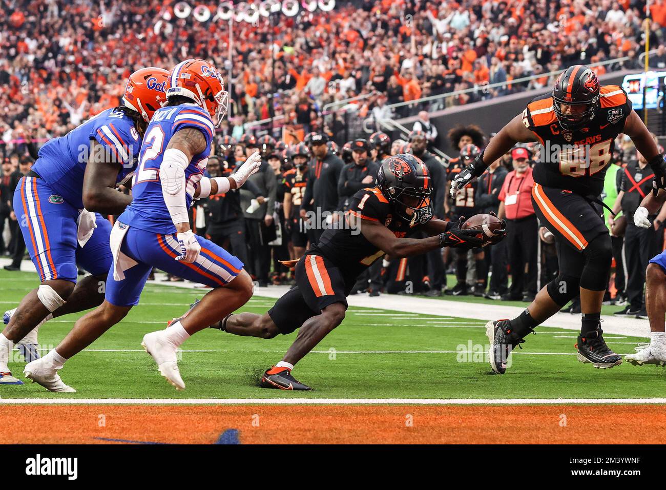Las Vegas, NV, USA. 17th Dec, 2022. Oregon State Beavers wide receiver Tyjon Lindsey (1) scores a touchdown during the first half of the SRS Distribution Las Vegas Bowl featuring the Florida Gators and the Oregon State Beavers at Allegiant Stadium in Las Vegas, NV. Christopher Trim/CSM/Alamy Live News Stock Photo