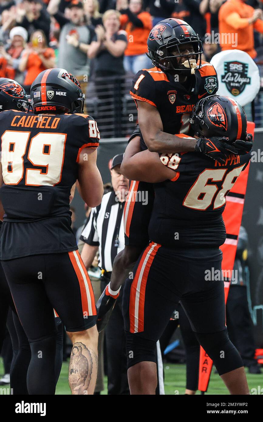Las Vegas, NV, USA. 17th Dec, 2022. Oregon State Beavers wide receiver Tyjon Lindsey (1) celebrates after scoring a touchdown during the first half of the SRS Distribution Las Vegas Bowl featuring the Florida Gators and the Oregon State Beavers at Allegiant Stadium in Las Vegas, NV. Christopher Trim/CSM/Alamy Live News Stock Photo