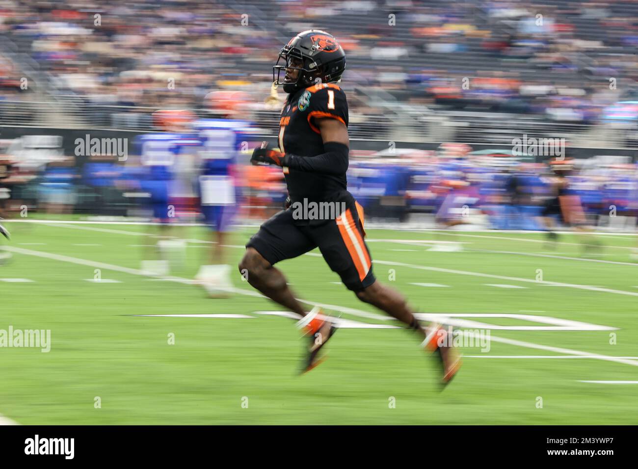 Las Vegas, NV, USA. 17th Dec, 2022. Oregon State Beavers wide receiver Tyjon Lindsey (1) streaks down the field during the first half of the SRS Distribution Las Vegas Bowl featuring the Florida Gators and the Oregon State Beavers at Allegiant Stadium in Las Vegas, NV. Christopher Trim/CSM/Alamy Live News Stock Photo