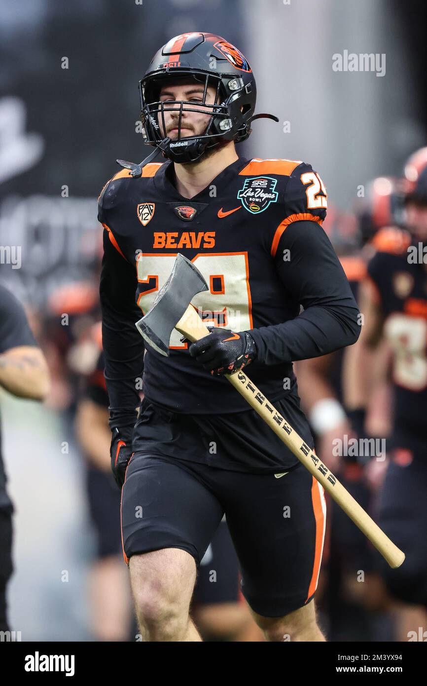 Las Vegas, NV, USA. 17th Dec, 2022. Oregon State Beavers linebacker Cade Brownholtz (29) runs onto the field prior to the start of the SRS Distribution Las Vegas Bowl featuring the Florida Gators and the Oregon State Beavers at Allegiant Stadium in Las Vegas, NV. Christopher Trim/CSM/Alamy Live News Stock Photo