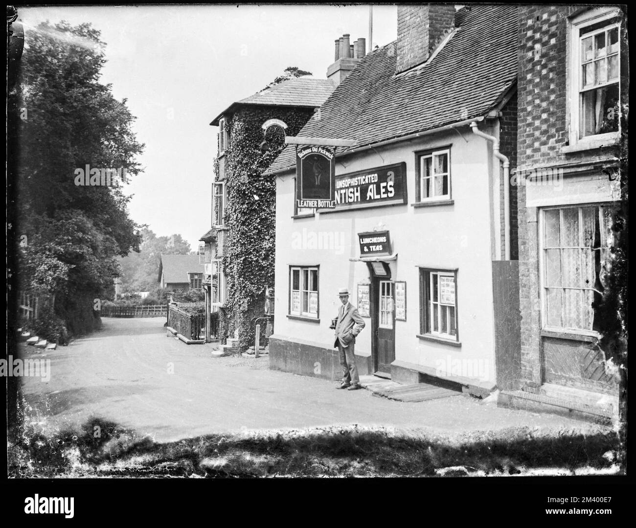 Dickens Old Pickwick Leather Bottle public house in Cobham, Kent in the 1920s.  Digitised archive copy from an original quarter-plate glass negative. Stock Photo