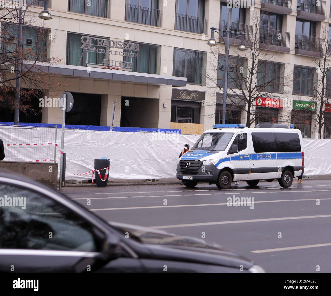 Berlin, Germany. 17th Dec, 2022. Berlin-Mitte: One day after the Aquadom tragedy in front of the Berlin hotel on Karl-Liebknecht-Strasse that was blocked off with fences (Photo by Simone Kuhlmey/Pacific Press) Credit: Pacific Press Media Production Corp./Alamy Live News Stock Photo
