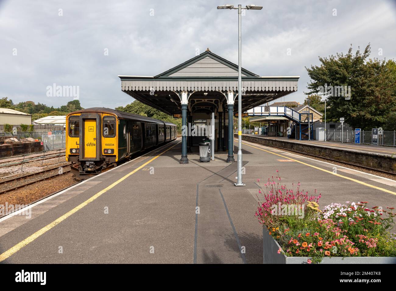 GWR Train Waiting at Par Train Station Along the Platform Stock Photo