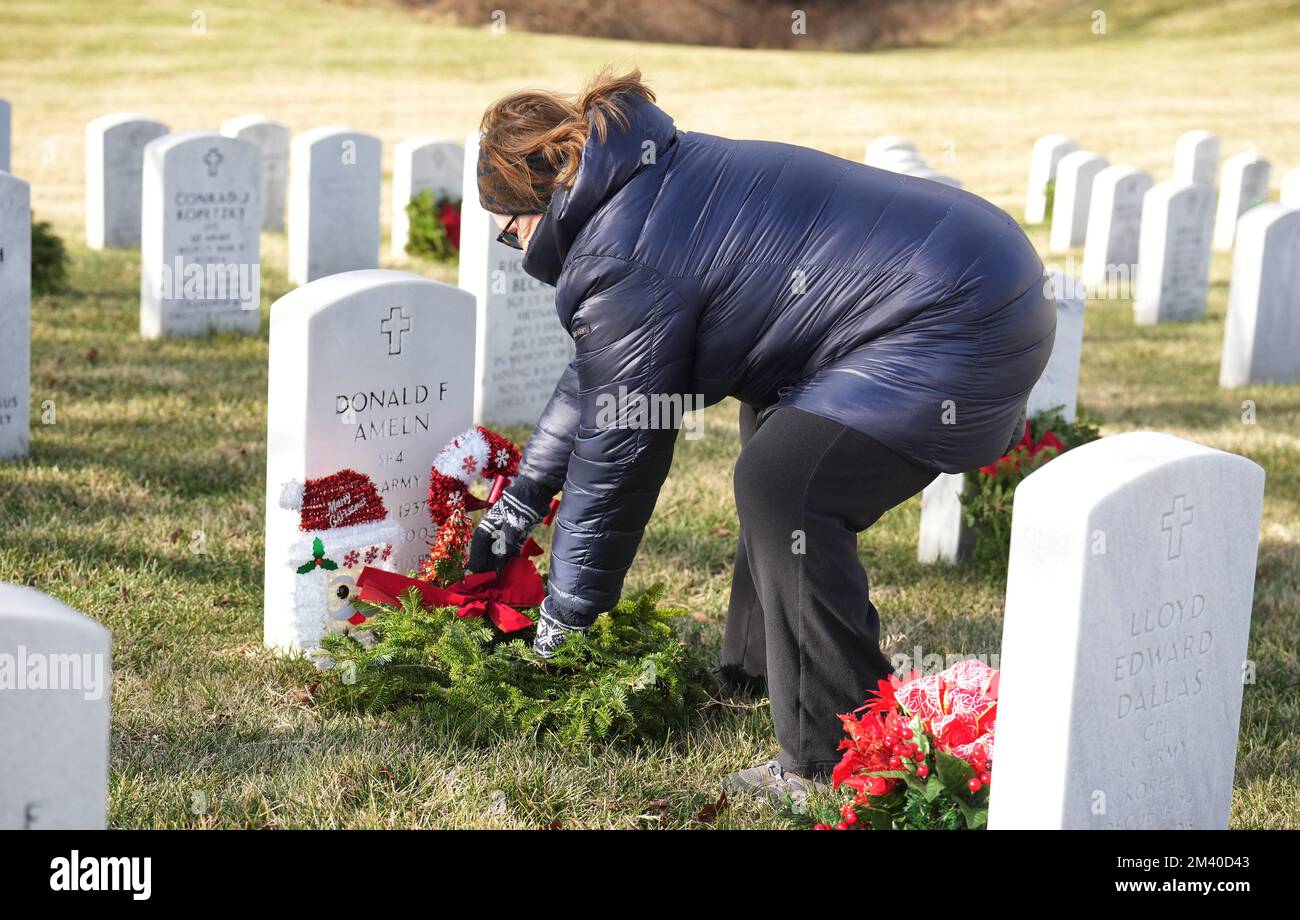 St. Louis, United States. 17th Dec, 2022. Volunteer Suzanne Jones