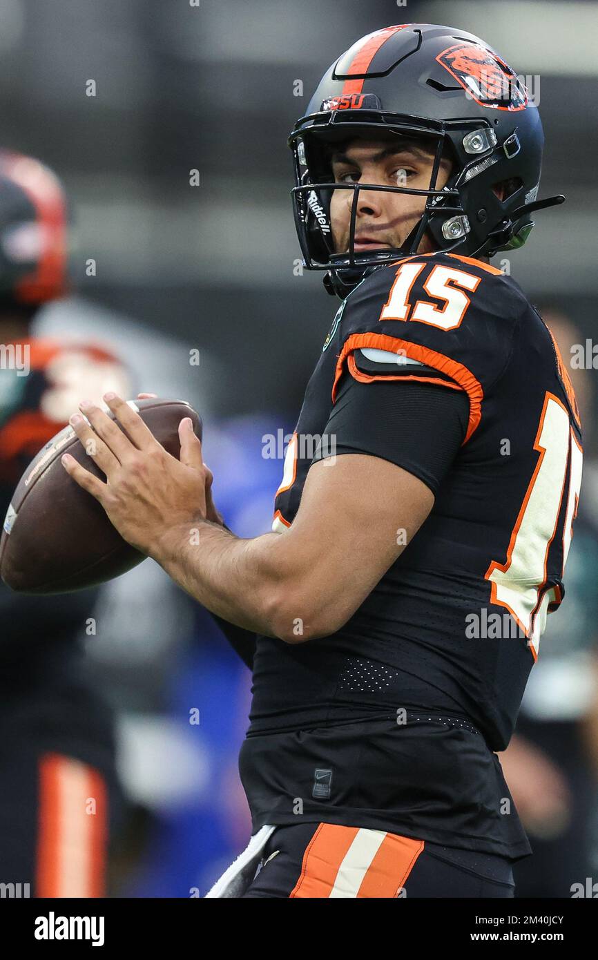 Las Vegas, NV, USA. 17th Dec, 2022. Oregon State Beavers quarterback Dom Montiel (15) warms-up prior to the start of the SRS Distribution Las Vegas Bowl featuring the Florida Gators and the Oregon State Beavers at Allegiant Stadium in Las Vegas, NV. Christopher Trim/CSM/Alamy Live News Stock Photo