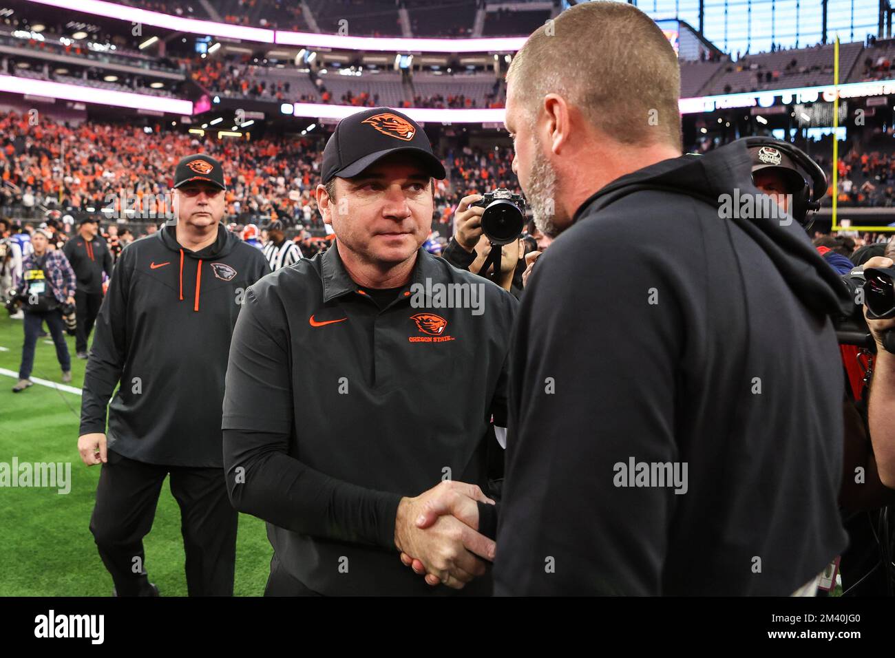 Las Vegas, NV, USA. 17th Dec, 2022. Oregon State Beavers head coach Jonathan Smith and Florida Gators head coach Billy Napier shake hands at the conclusion of the SRS Distribution Las Vegas Bowl featuring the Florida Gators and the Oregon State Beavers at Allegiant Stadium in Las Vegas, NV. Christopher Trim/CSM/Alamy Live News Stock Photo