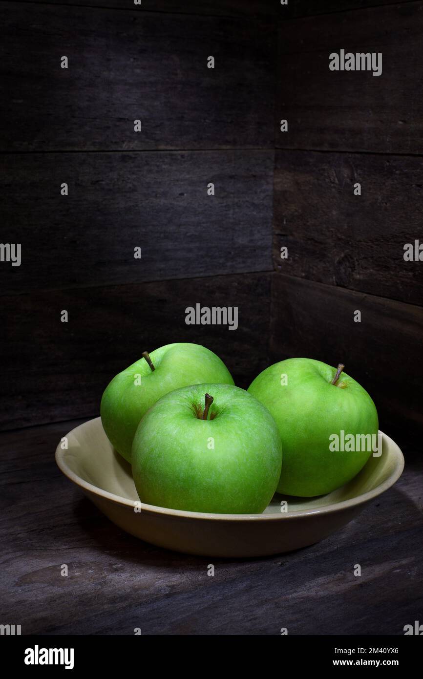 Three apples bowl hi-res stock photography and images - Alamy