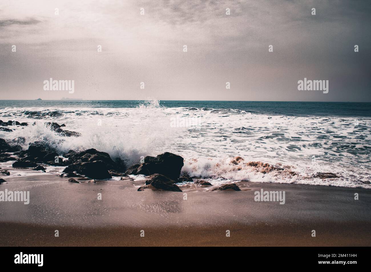 The splashing waves of the sea at the rocky shore Stock Photo - Alamy