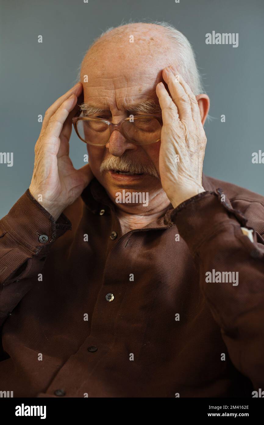 Grey haired old man hi-res stock photography and images - Alamy