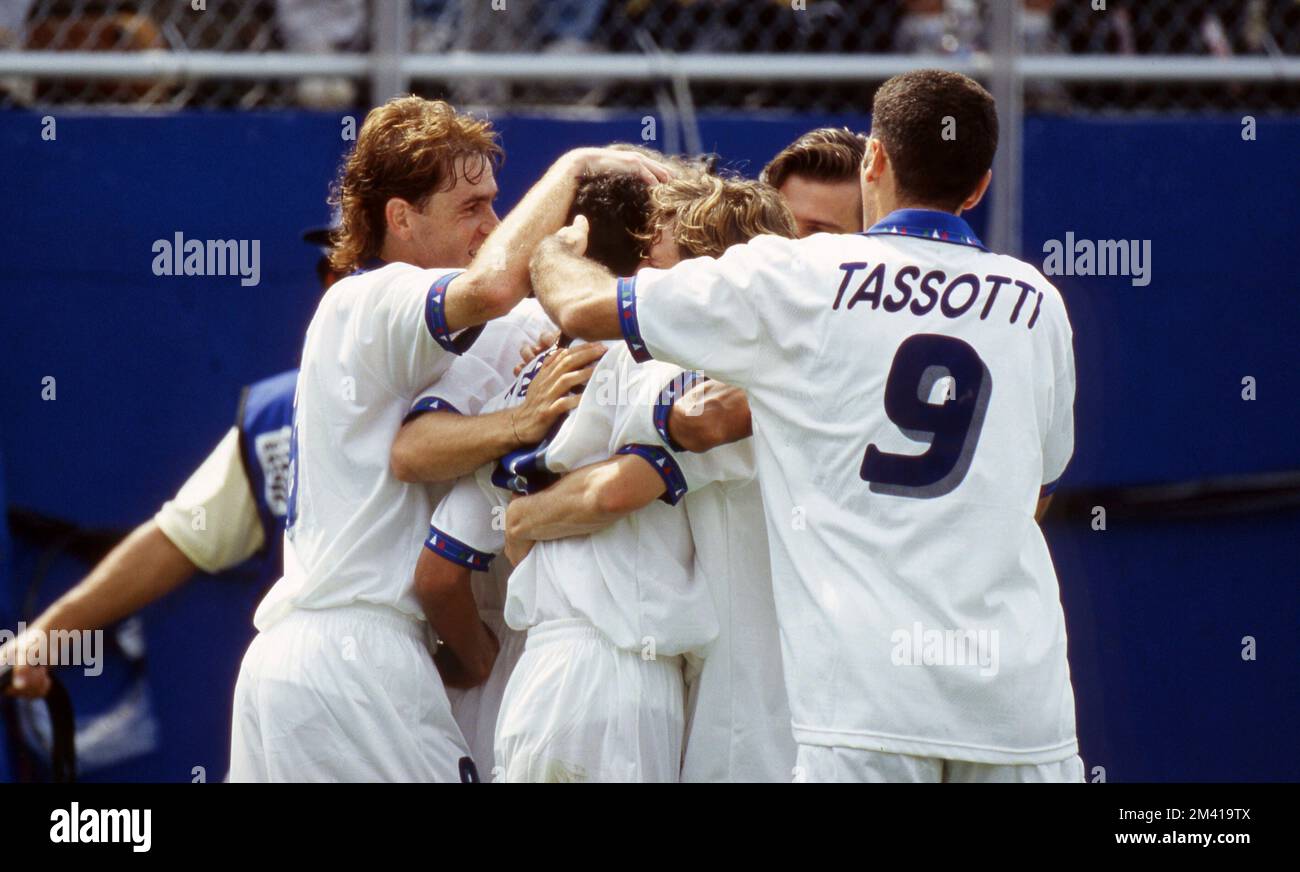 Foxborough, Vereinigte Staaten. 18th Dec, 2022. firo, 05.07.1994 archive picture, archive photo, archive, archive photos football, soccer, WORLD CUP 1994 USA Round of 16: Nigeria - Italy 1:2 after extension Italy, team celebration, team celebration, after, the, goal, to, 1:1, through Roberto Baggio Credit: dpa/Alamy Live News Stock Photo