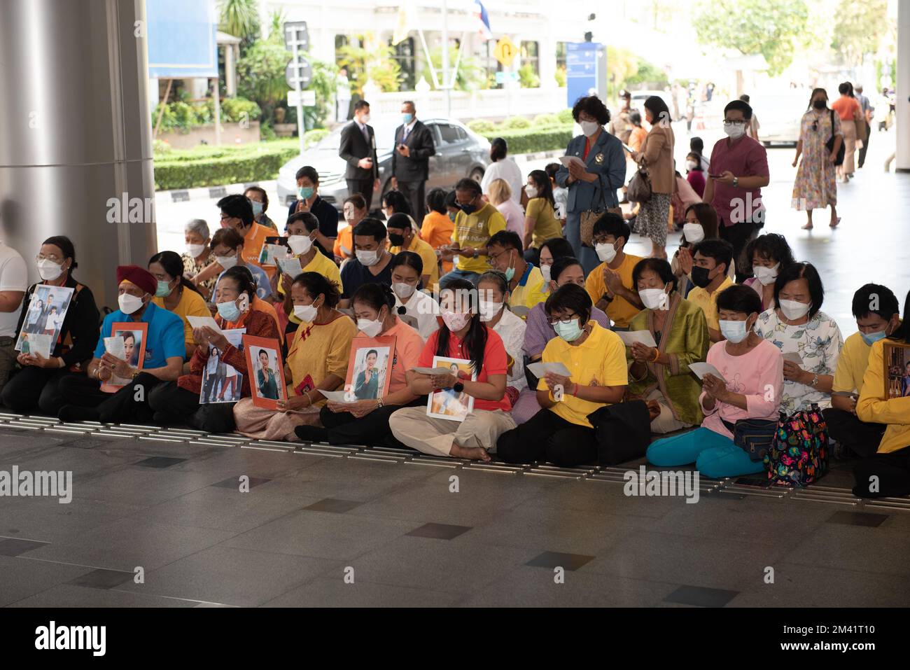 Bangkok, Thailand. 17th Dec, 2022. December 17, 2022 : People hold a picture of Thailand's Her Royal Highness Princess Bajrakitiyabha Narendiradebyavati, inside the King Chulalongkorn Memorial Hospital, Bangkok, Thailand, as she has been hospitalized due to a heart condition. (Photo by Teera Noisakran/Pacific Press) Credit: Pacific Press Media Production Corp./Alamy Live News Stock Photo