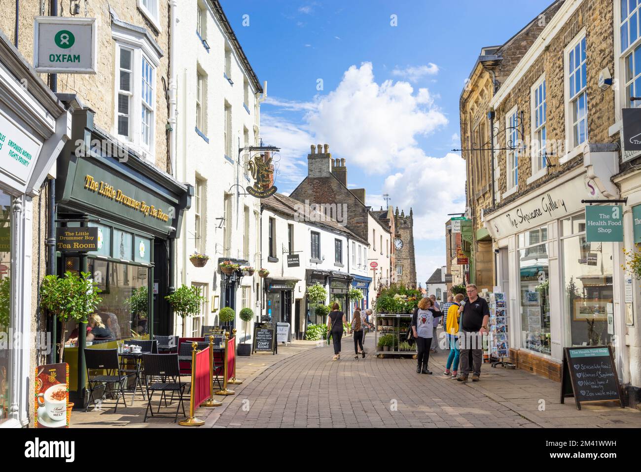 Richmond Yorkshire Finkle street Richmond a small picturesque shopping street in Richmond North Yorkshire England UK GB Europe Stock Photo