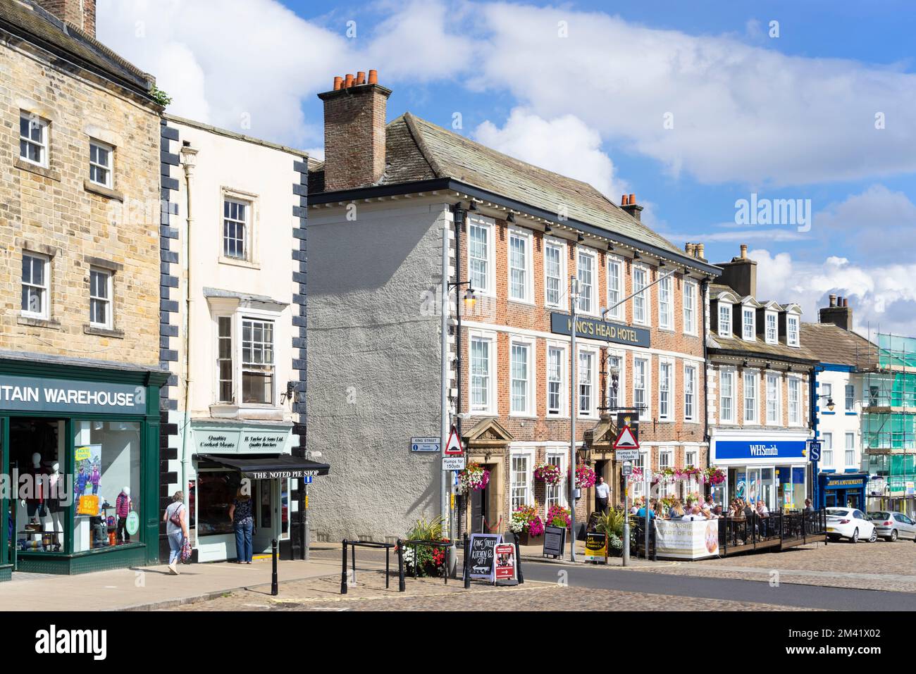 Richmond North Yorkshire People sitting outside the Kings Head Hotel in Richmond Market Place Richmond North Yorkshire England UK GB Europe Stock Photo