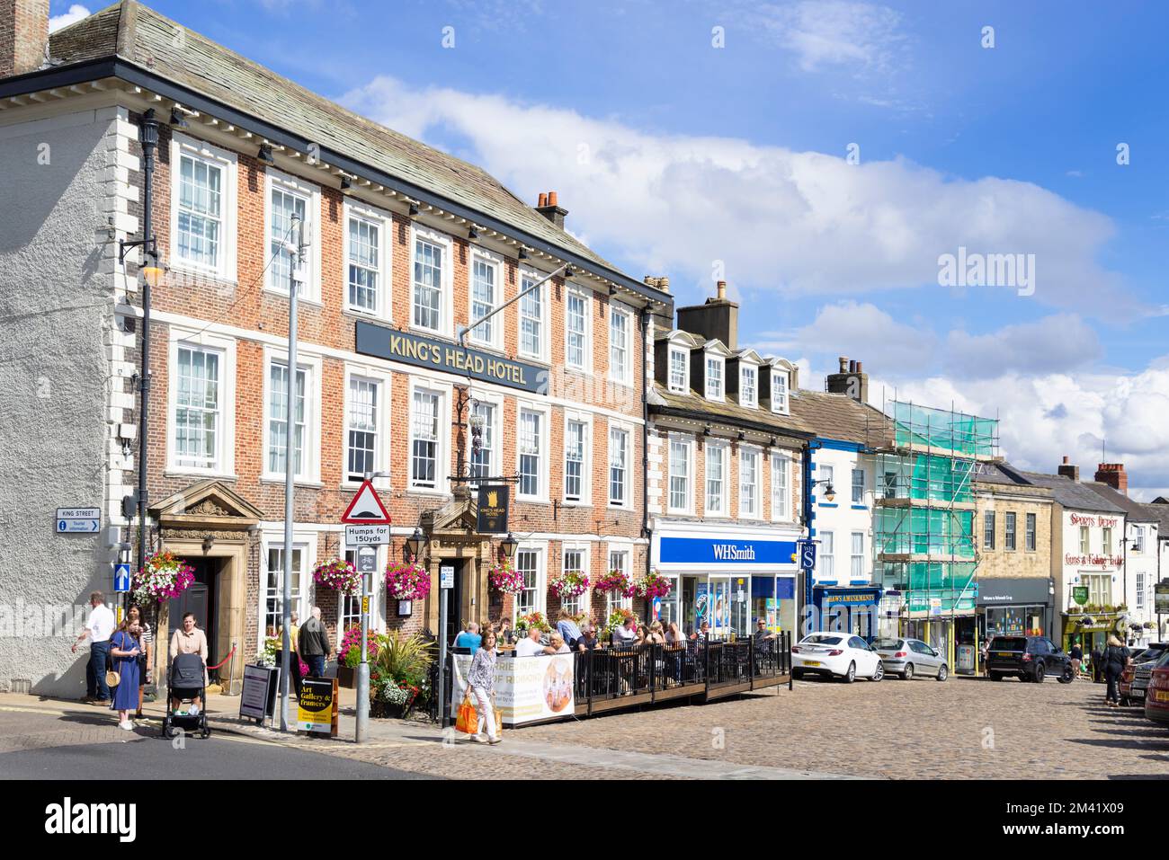 Richmond North Yorkshire People sitting outside the Kings Head Hotel in Richmond Market Place Richmond North Yorkshire England UK GB Europe Stock Photo