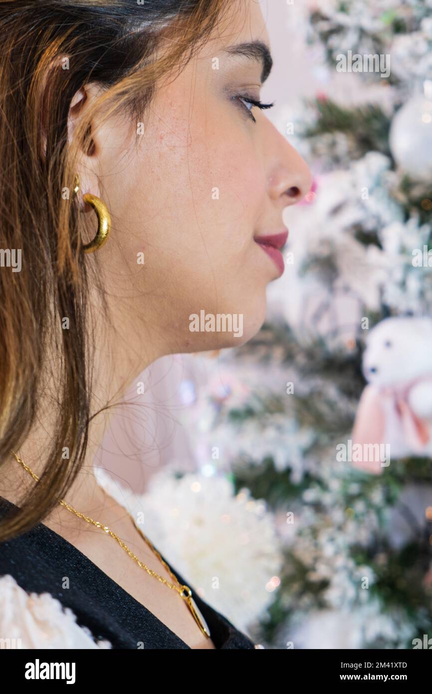 Woman wearing pearl necklace hi-res stock photography and images - Alamy