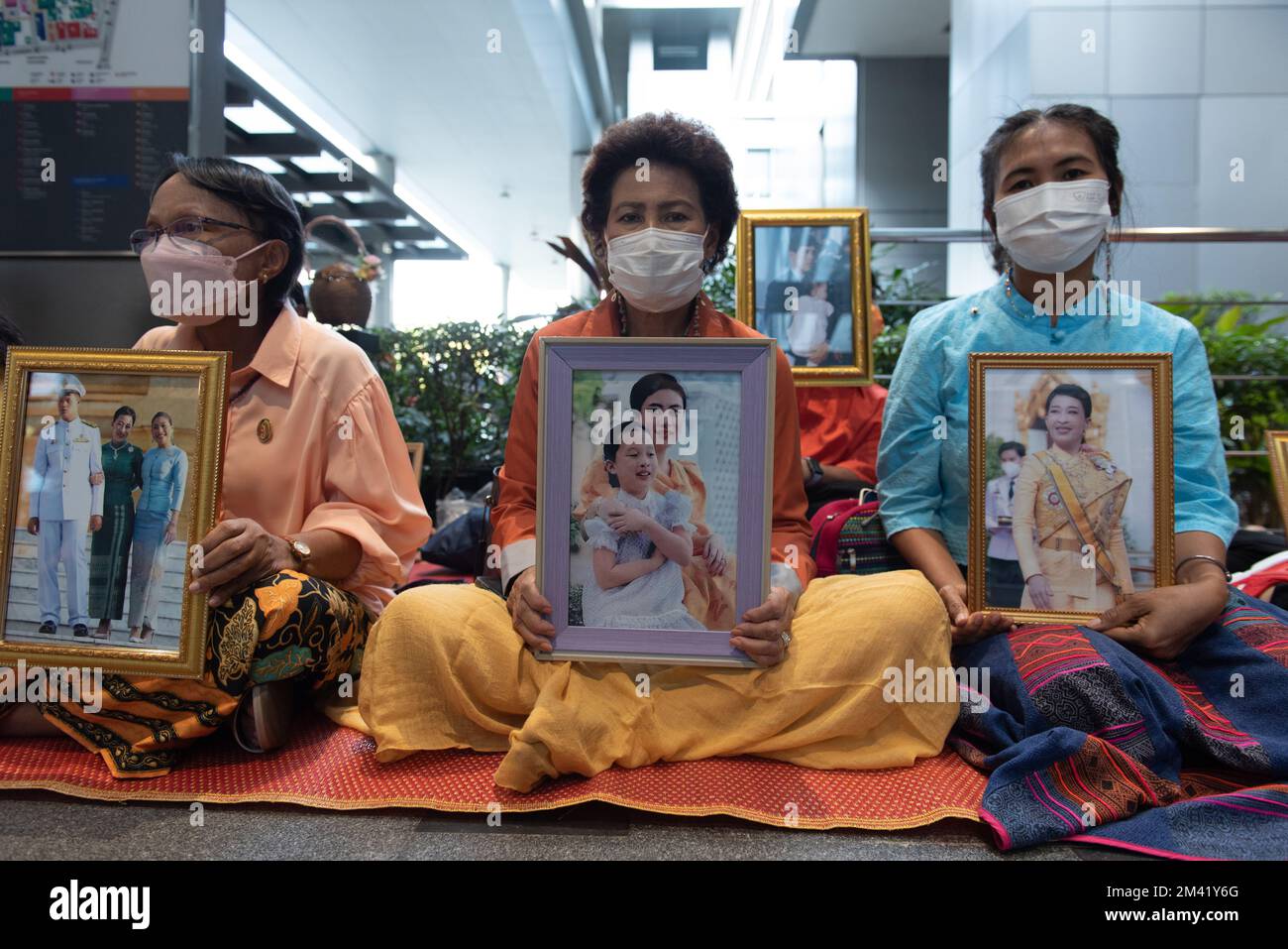 Bangkok, Thailand. 17th Dec, 2022. December 17, 2022 : People hold a picture of Thailand's Her Royal Highness Princess Bajrakitiyabha Narendiradebyavati, inside the King Chulalongkorn Memorial Hospital, Bangkok, Thailand, as she has been hospitalized due to a heart condition. (Credit Image: © Teera Noisakran/Pacific Press via ZUMA Press Wire) Stock Photo