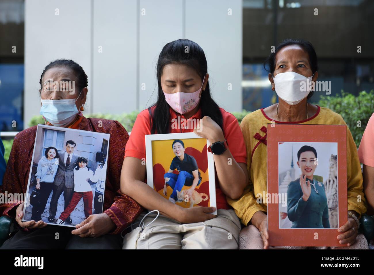 Bangkok, Thailand. 17th Dec, 2022. December 17, 2022 : People hold a picture of Thailand's Her Royal Highness Princess Bajrakitiyabha Narendiradebyavati, inside the King Chulalongkorn Memorial Hospital, Bangkok, Thailand, as she has been hospitalized due to a heart condition. (Credit Image: © Teera Noisakran/Pacific Press via ZUMA Press Wire) Stock Photo