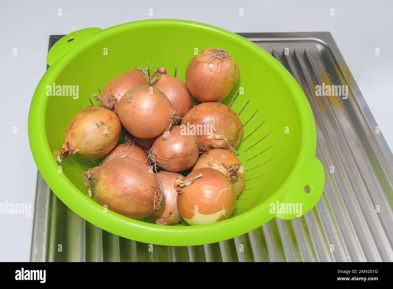 Unpeeled round brown onions hi-res stock photography and images - Alamy
