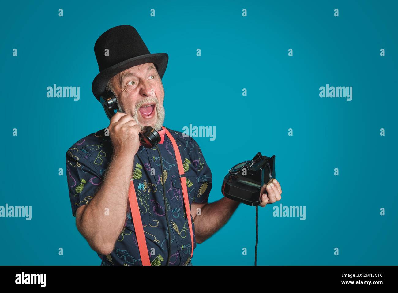 A man aged emotionally talking on the phone. Dissatisfaction with the service Stock Photo
