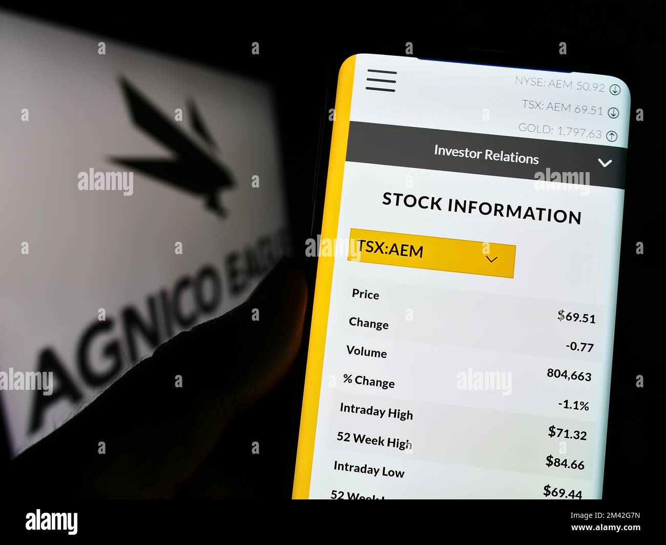 Person holding cellphone with webpage of Canadian company Agnico Eagle ...